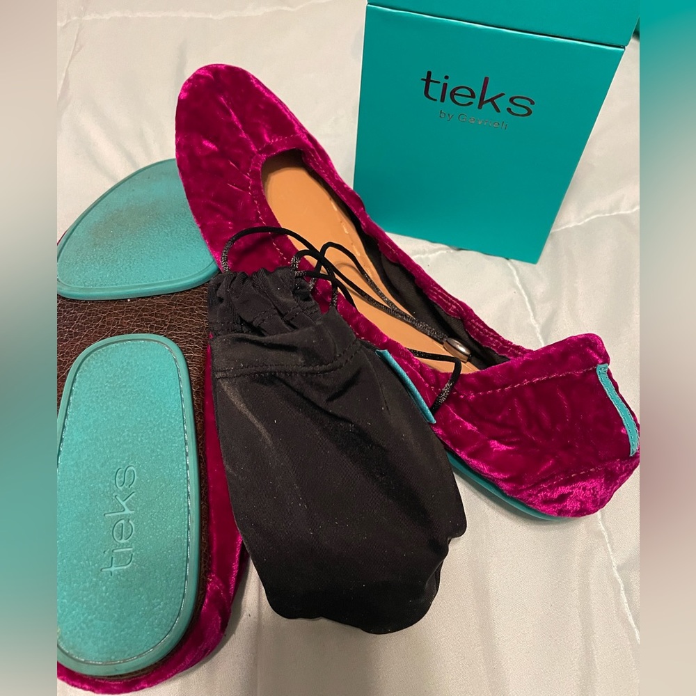 Almost NEW Tyrian Tieks 10. Worn maybe twice very soft.